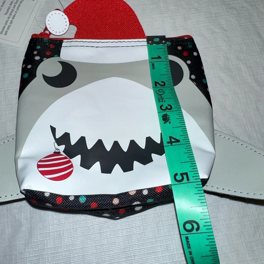 NWT Thirty-One cool zip snacker pattern Holiday Shark.